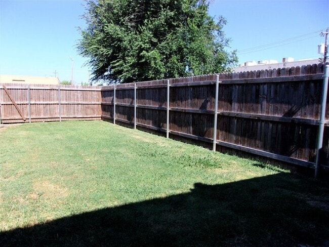 Building Photo - 2 BED 1.5 BATH TWO STORY TOWNHOUSE- WARR A...