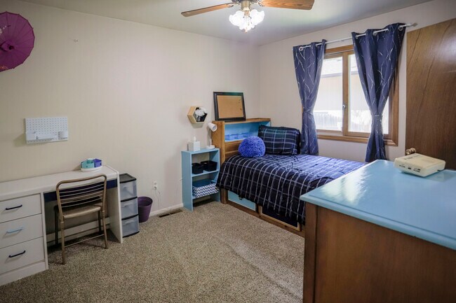 Room #2 - Twin bed, desk and dresser, includes a non-visible walk-in closet - 731 Garnet Ave