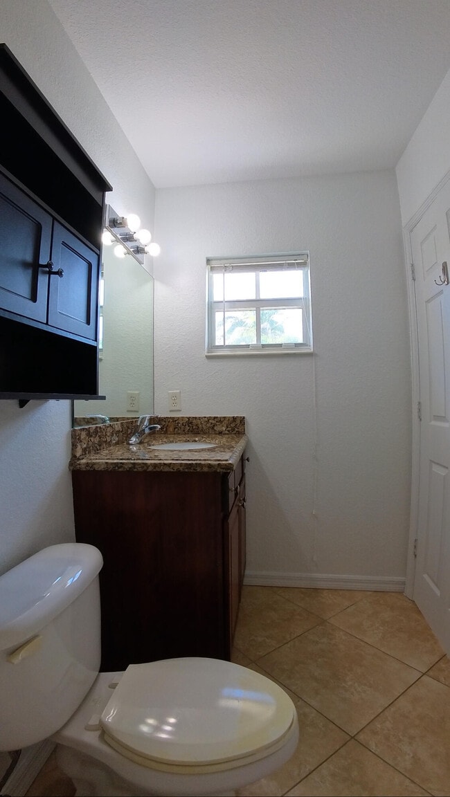 Building Photo - 1000 Palm Trail