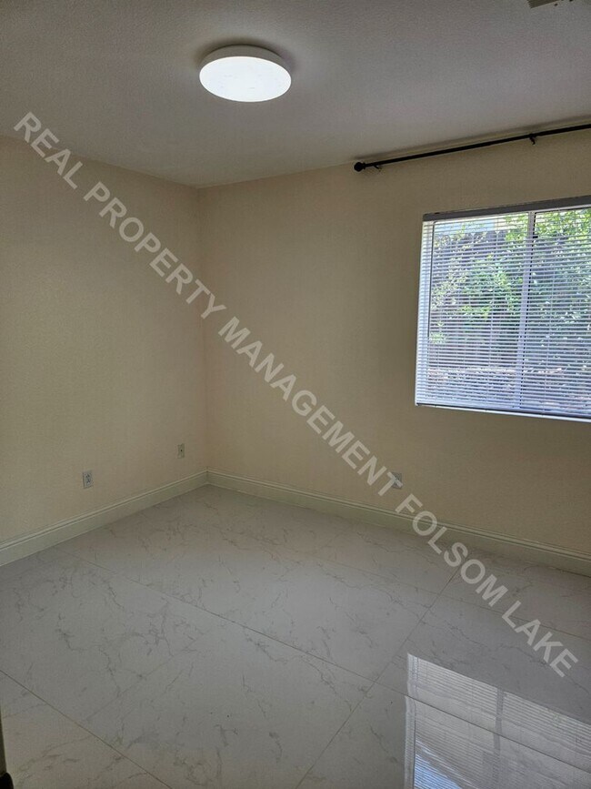 Building Photo - Coming Soon – 3 Bed / 2 Bath Home Near Folsom High School