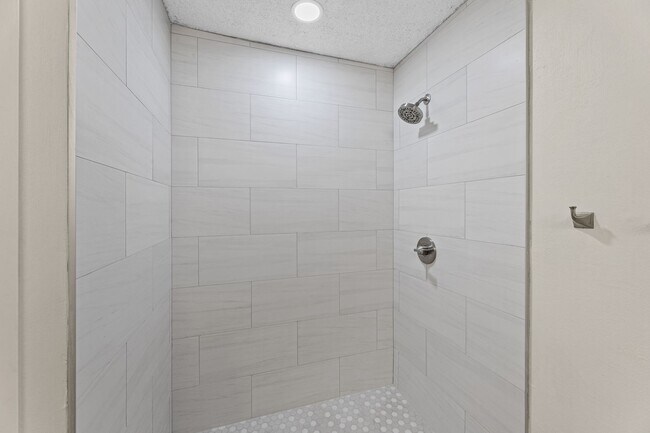 Building Photo - Tastefully Updated 3 bedroom 2 bath Duplex Northeast San Antonio