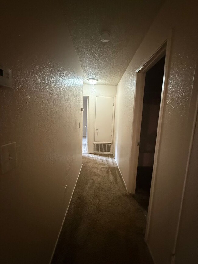 Building Photo - 2 Bed, 1 Bath Home with 1-Car Garage in Qu...