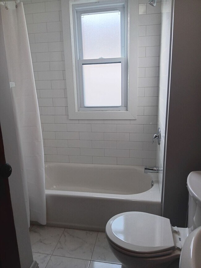 Building Photo - Beautiful Benson Three Bedroom!