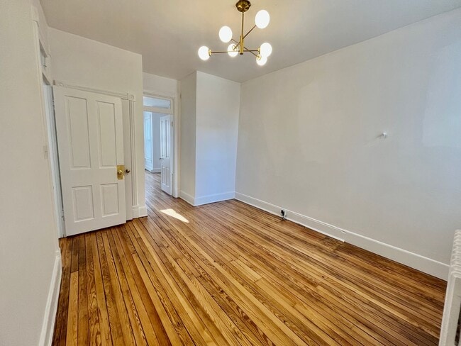Building Photo - H Street Corridor|3 bd 1 bth Row House|High Ceilings, Bright, 1800sqft