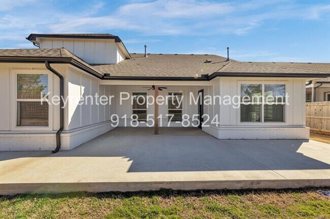 Building Photo - 7104 S Kalanchoe Ave