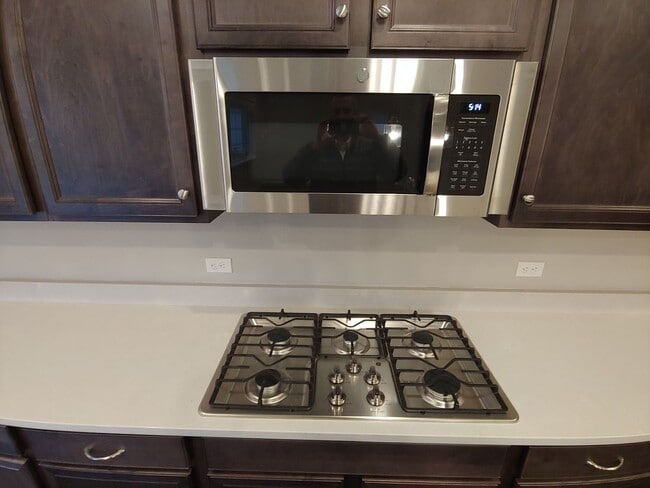 Building Photo - Gorgeous 4 Bed 3.5 Bath in Fantastic Location