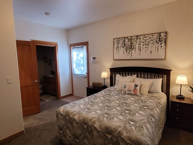 Building Photo - Hank's Hideaway in Sunriver, Furnished, all Utilities Included. Gym access, Hot Tub. 30-day Minim...