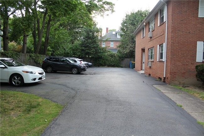 Building Photo - 809 East Ave