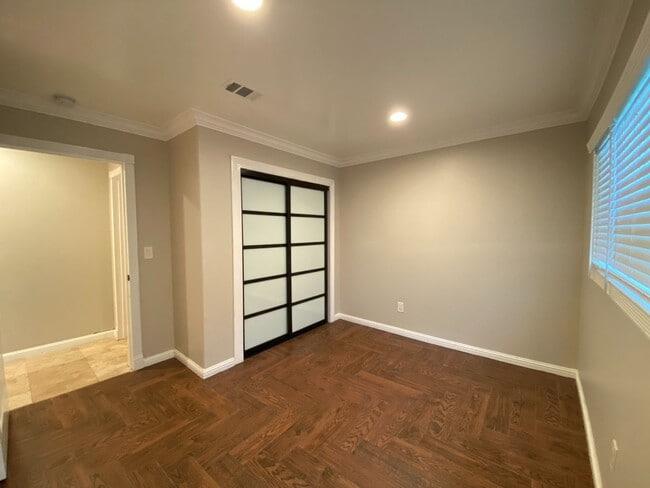 Building Photo - 4BD 2BR, Separate Backyard