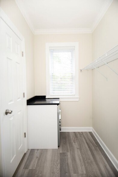 Building Photo - 646 W Roscoe St