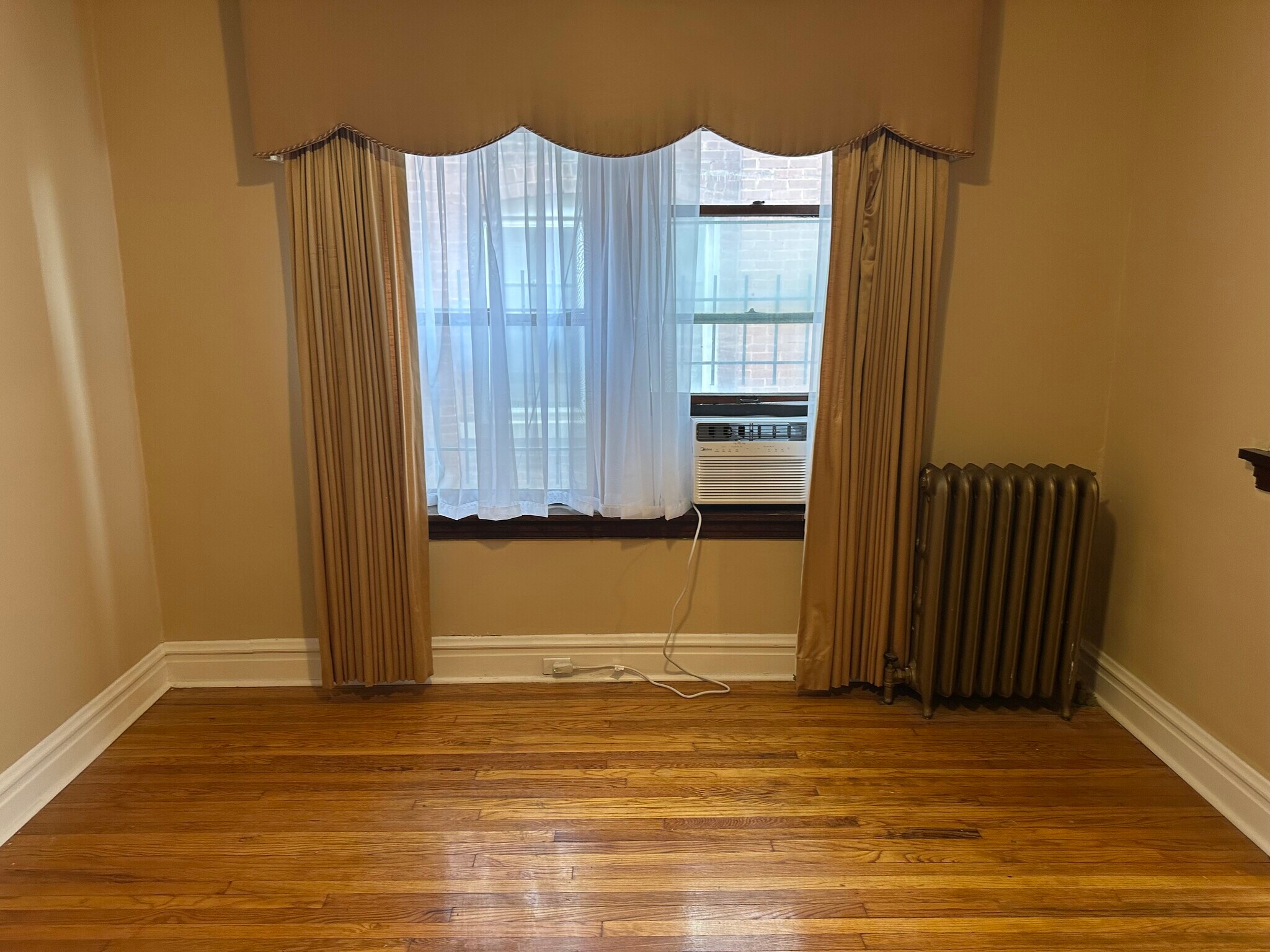 Dining room unit 1 - 4947 Cote Brilliante Ave