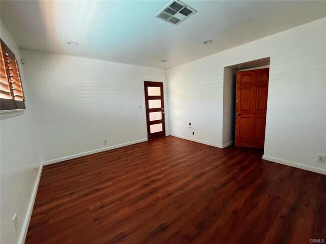 Building Photo - 7029 Bellaire Ave