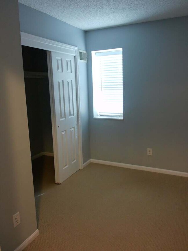 Building Photo - Great Location near KU and Westport! Adora...