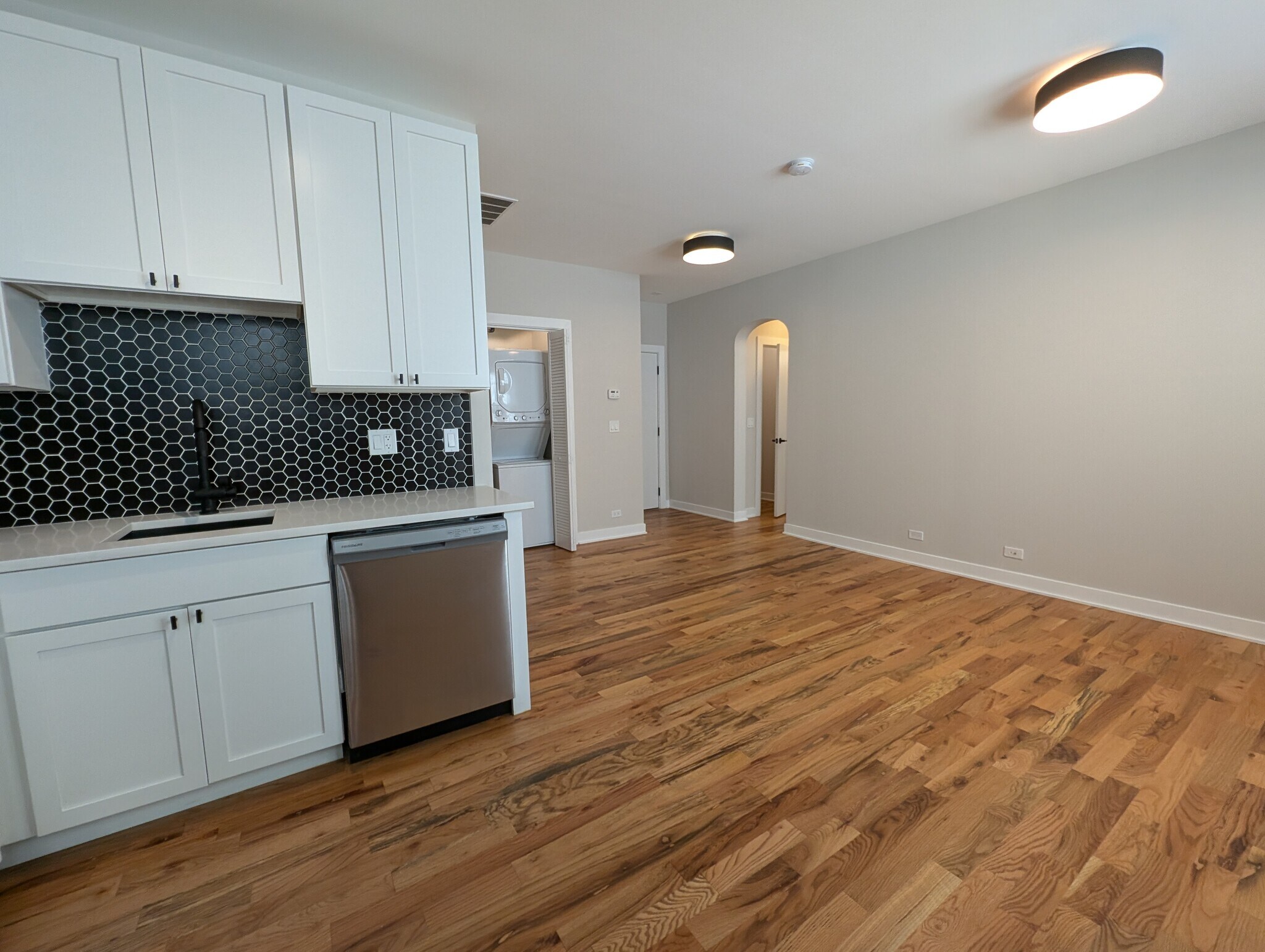 Building Photo - 650 W Wrightwood Ave