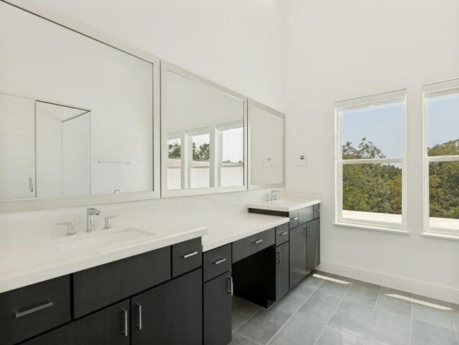 Building Photo - 2505 Bluebonnet Ln