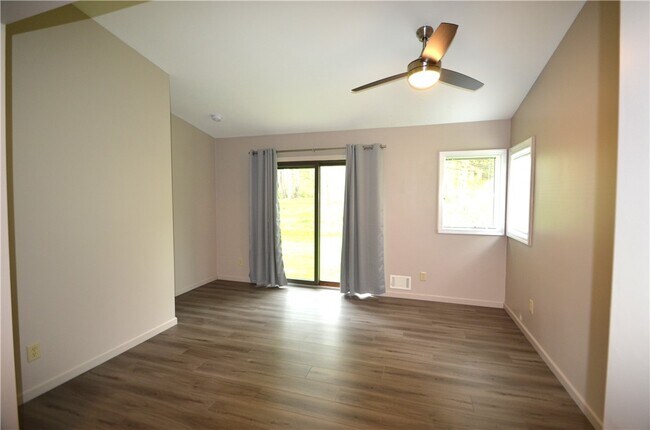 Building Photo - 872 Thomas Ave