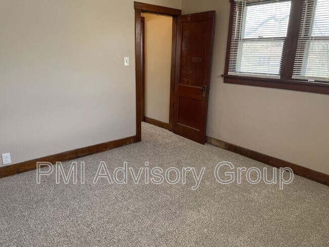 Building Photo - 1261 SW Wayne Ave