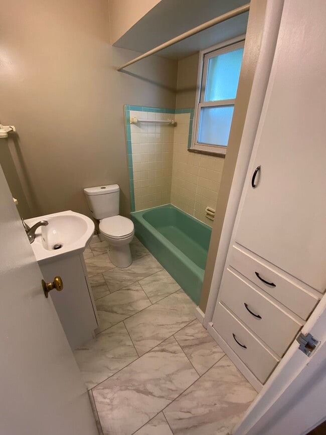 Building Photo - 1 Bedroom- Grandview Area