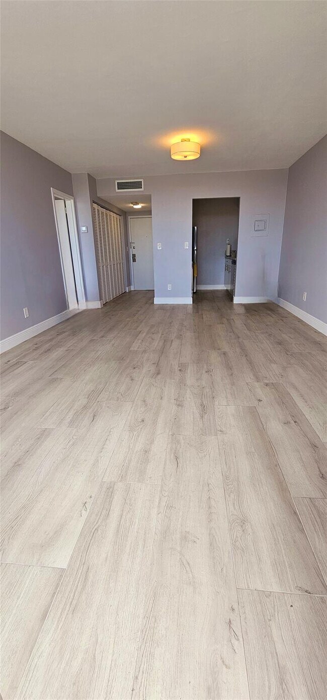 Building Photo - 2000 NE 135th St