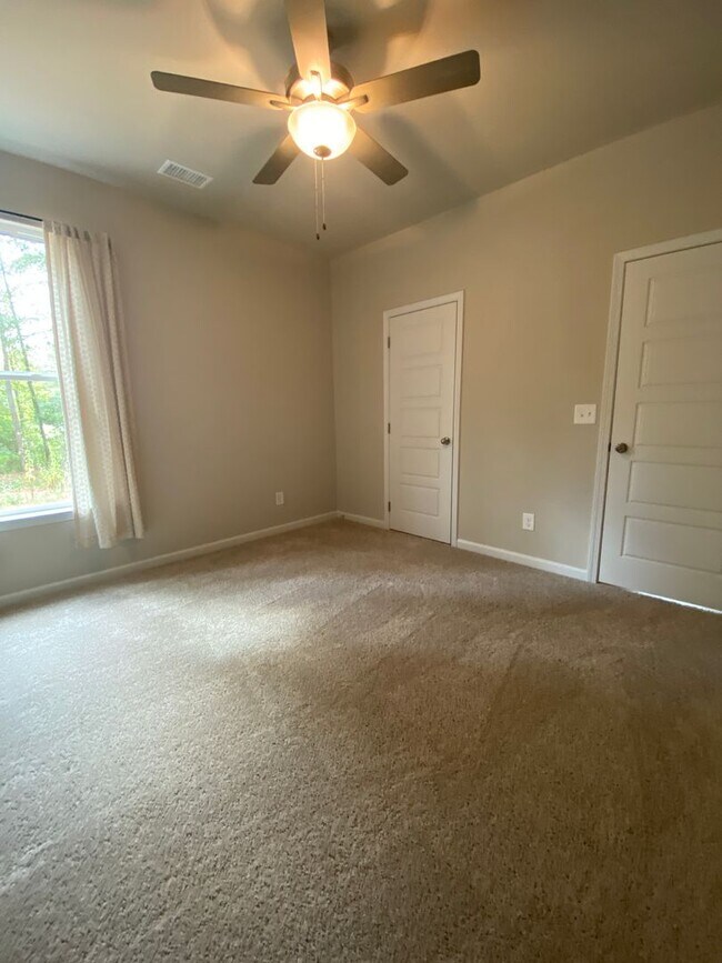 Building Photo - SPECIAL: HALF OFF FIRSTS MONTH RENT! Lovel...