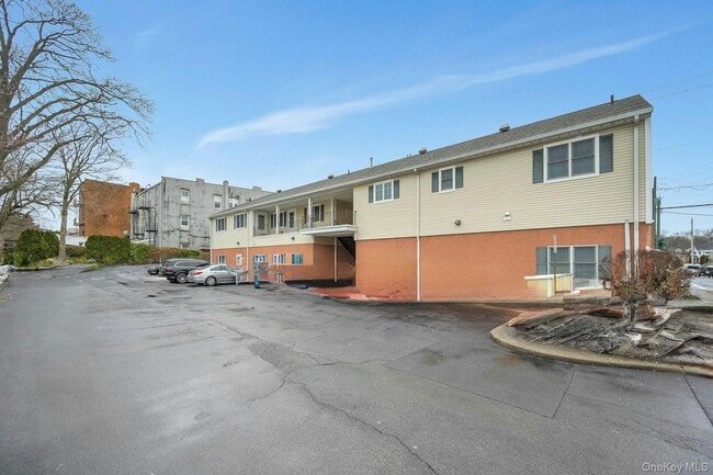 Building Photo - 115 Halstead Ave