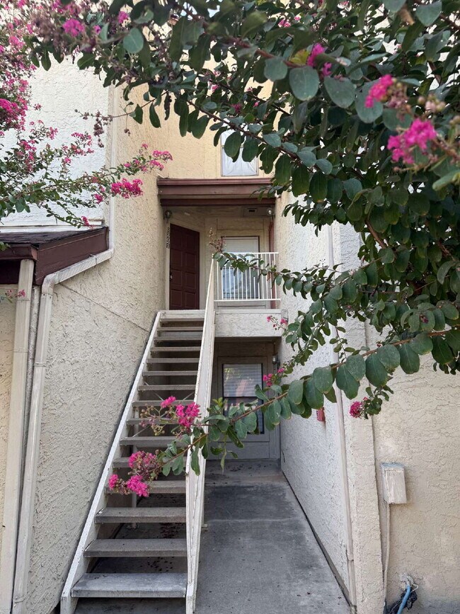 Building Photo - Private Condo Close to the Medical Center
