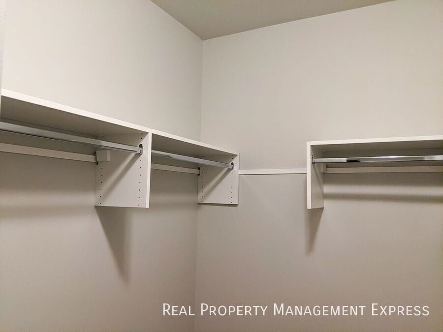 Building Photo - 2 Bedroom 2 Bathroom Townhome w/ Attached Garage