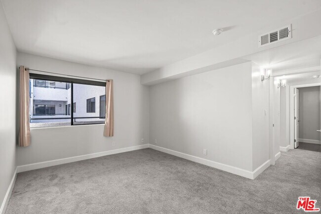 Building Photo - 10982 Roebling Ave