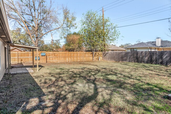 Building Photo - 3900 Sioux Cir