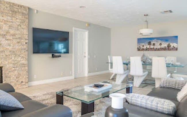 Building Photo - Racquet Club West, FURNISHED, Seasonal OR Long Term