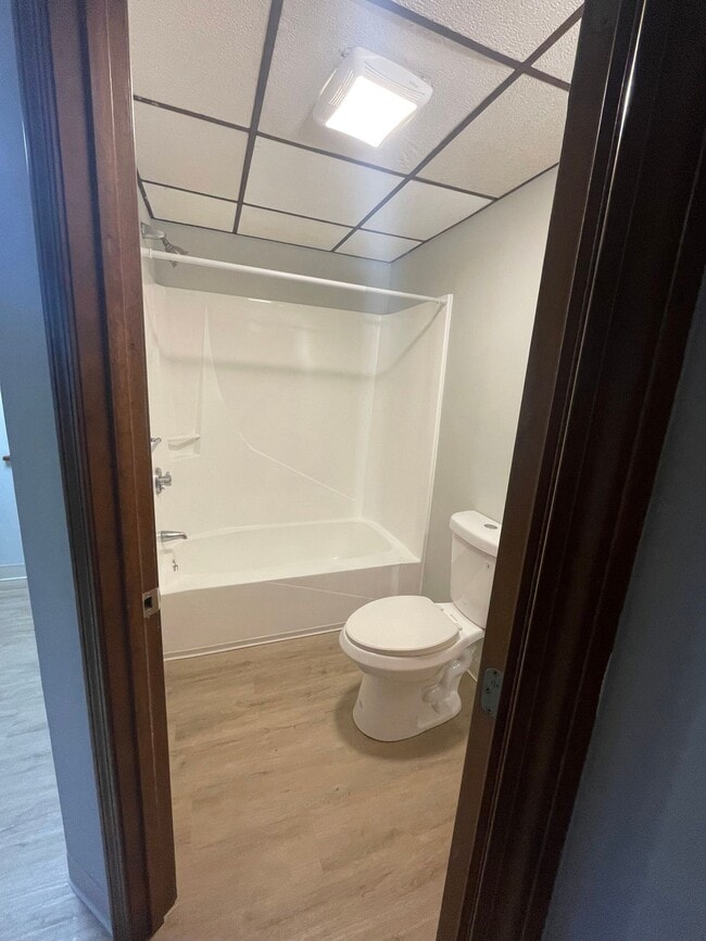 Building Photo - 10 Thompson St