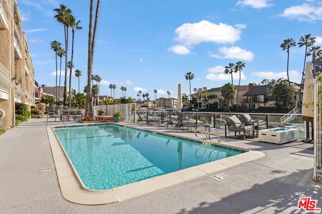 Building Photo - 4637 Park Dr