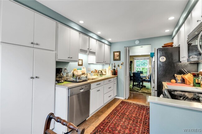 Building Photo - 666 W Ferry St