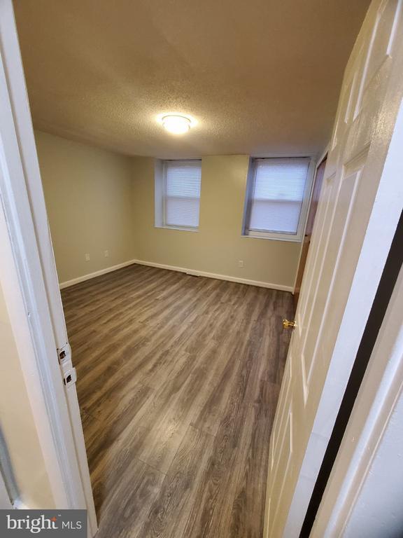 Building Photo - 1835 Village Green Dr