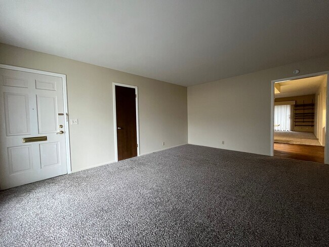 Building Photo - Midtown Quadplex with Pool- 3 bed, 2 bath