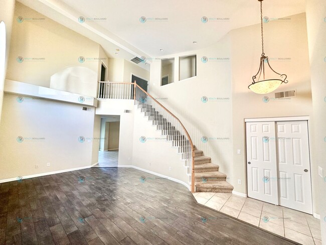 Building Photo - Gorgeous 4 Bedroom 2.5 Bathroom 2 Story Ho...