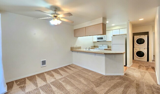 Building Photo - Everett Condo Near Boeing / Bonus 1/2 off 1st Month Rent!