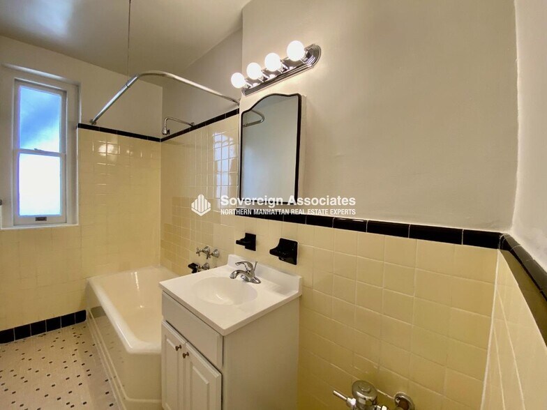 Building Photo - 135 W 225th St