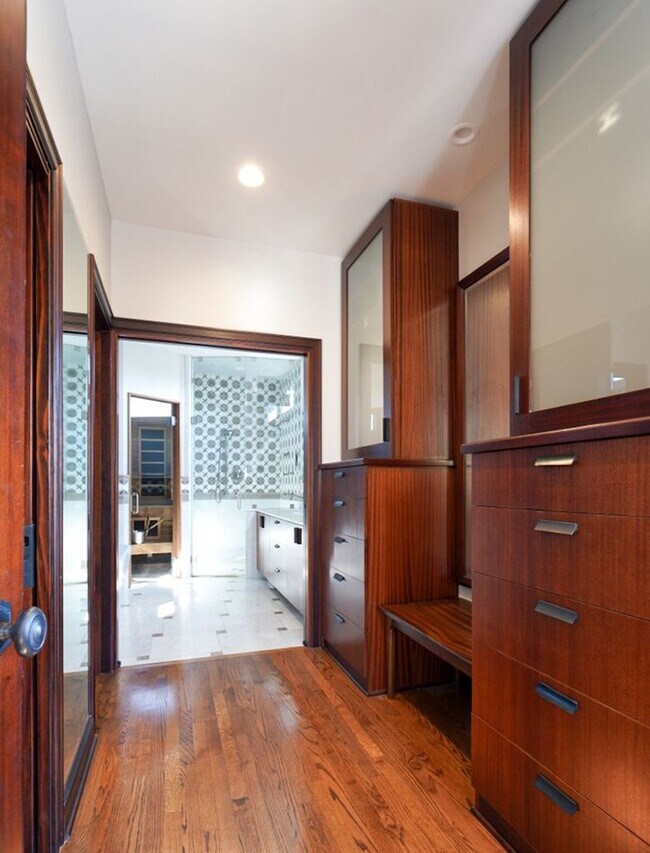 Building Photo - 6 Bed 5 Bath House with Fully Converted Co...