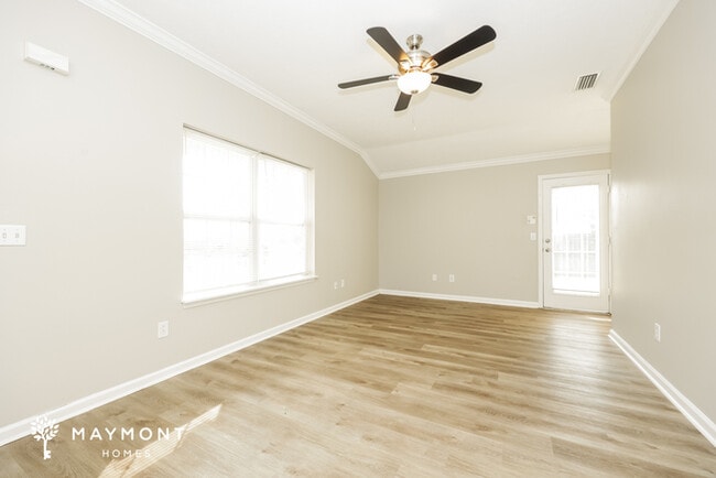 Building Photo - 233 Lake Forest Dr