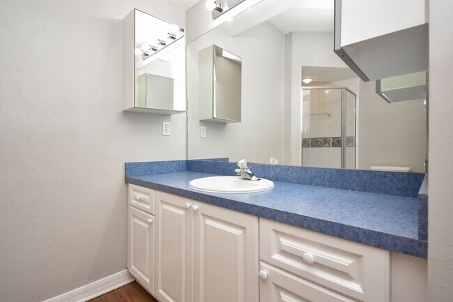 Building Photo - Charming 2BR/2BA End-Unit Condo in Monticello