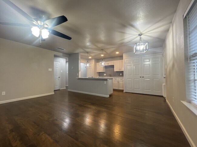 Building Photo - Great 3 Bedroom Home Move In Ready