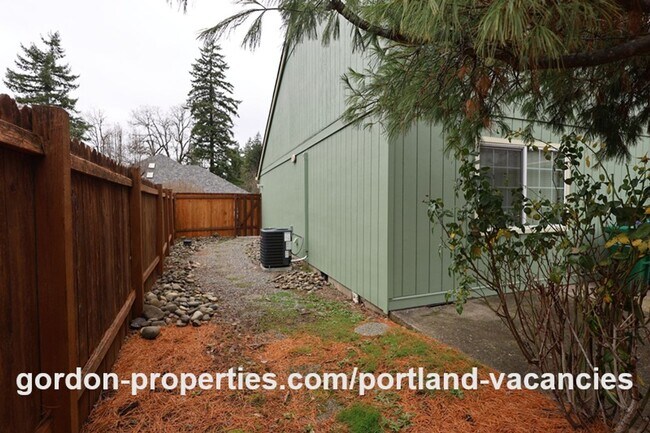 Building Photo - SE Knapp Circle - 3 bedroom duplex with attached single car garage