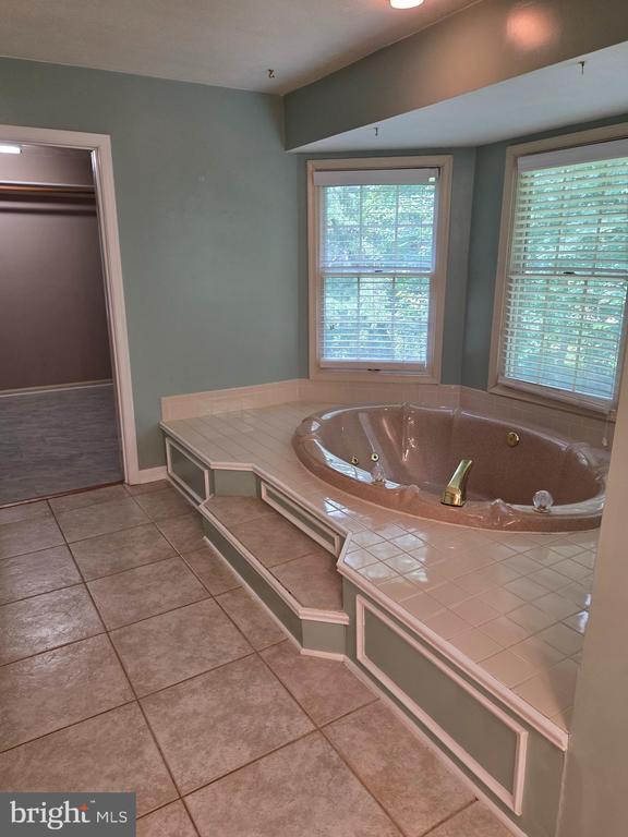 Building Photo - 3059 Southampton Dr