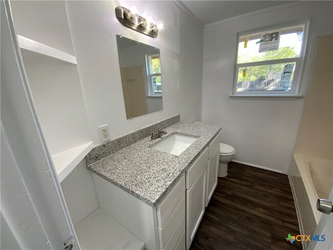 Building Photo - 911 N Penelope St