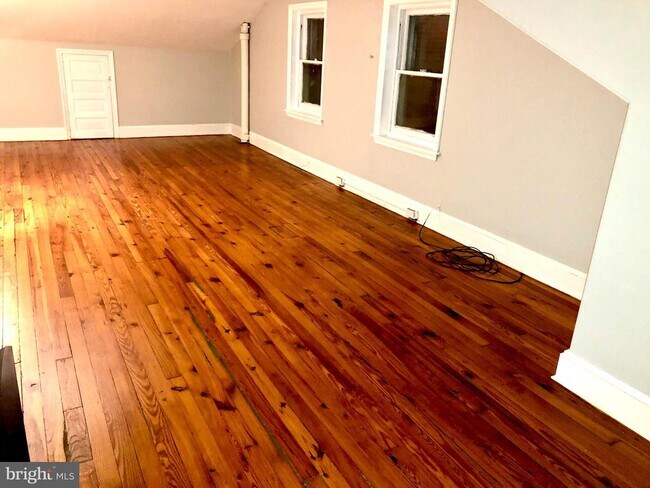 Building Photo - 253 Roxborough Ave