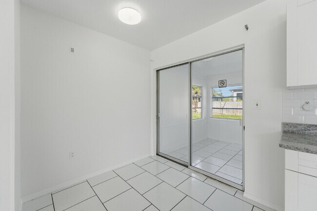 Building Photo - "Charming 2-Bedroom Duplex Retreat in North Port!"