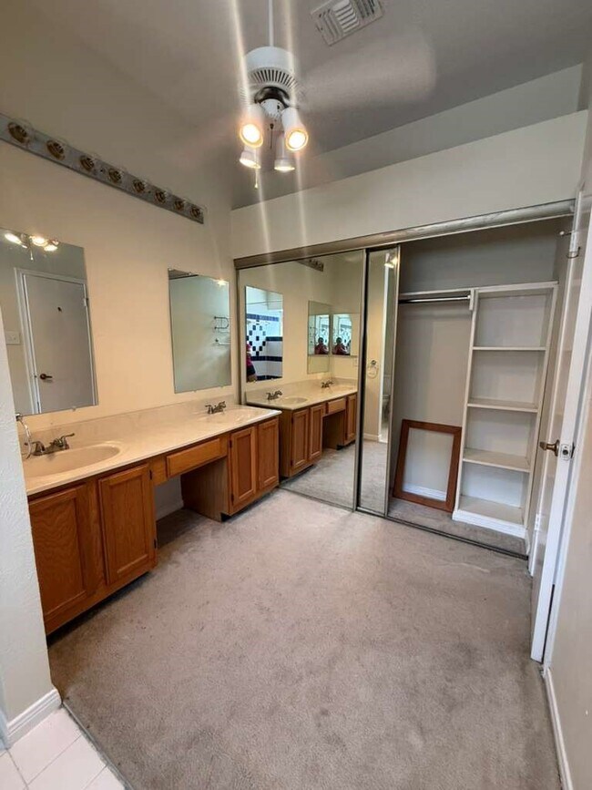 Building Photo - 10550 Walnut Glen Dr