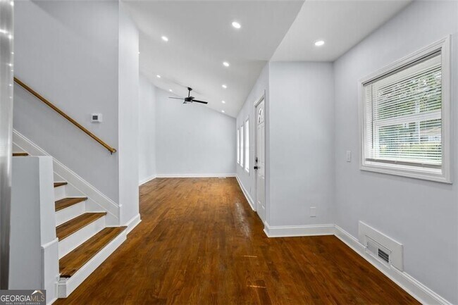 Building Photo - 2223 Columbia Dr