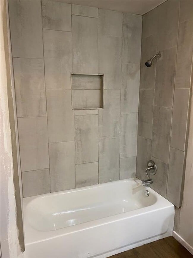 Building Photo - Large 3 bed 2 bath duplex